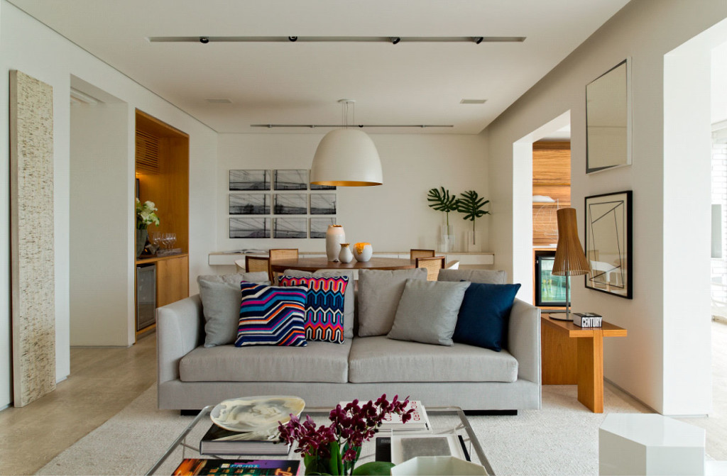 Imagem de revestimentos claros, no piso e nas paredes, reforçam a atmosfera clean e iluminada do ambiente.