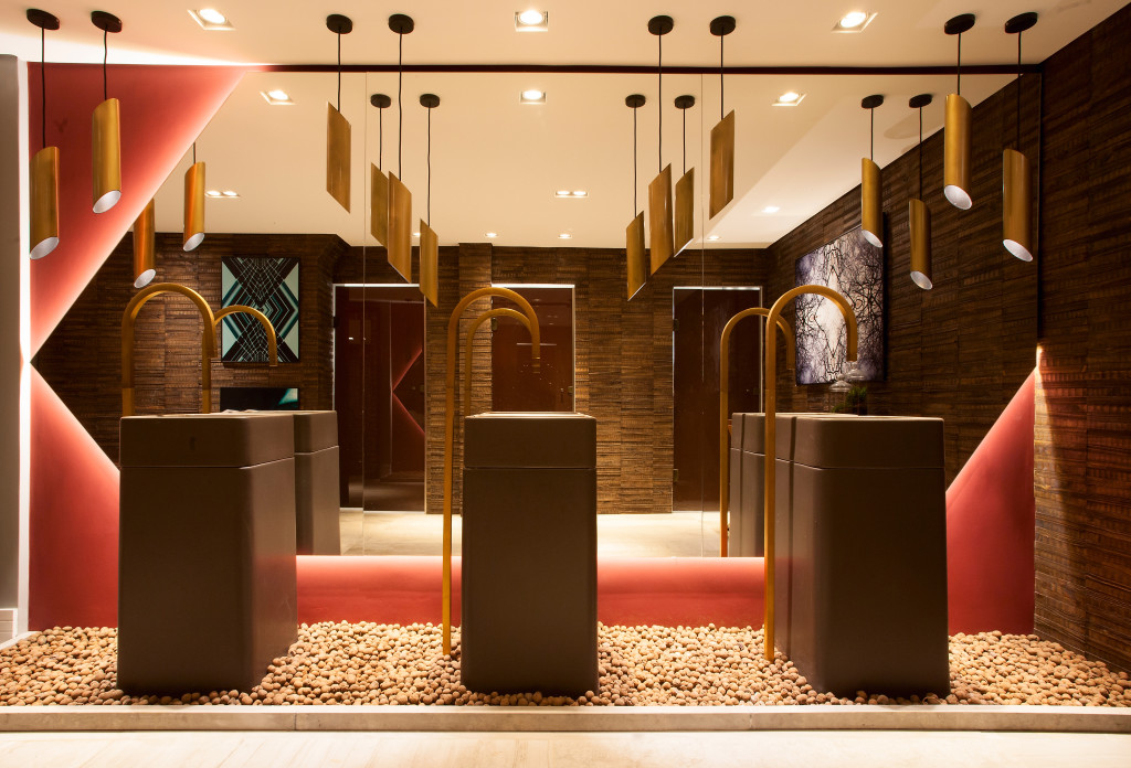 Imagem das luminárias e torneiras na cor dourada, símbolo de opulência na época do café e do ouro. Foto: Levi Mendes Jr