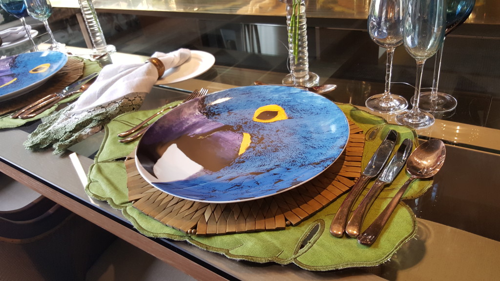 Imagem de espécie da família de arara azul inspira decoração de louça usada no ambiente. Foto: Cordel de Achados