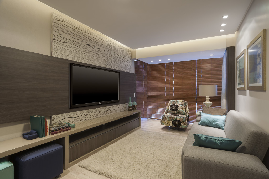 Imagem da área social, com persiana/divisória.