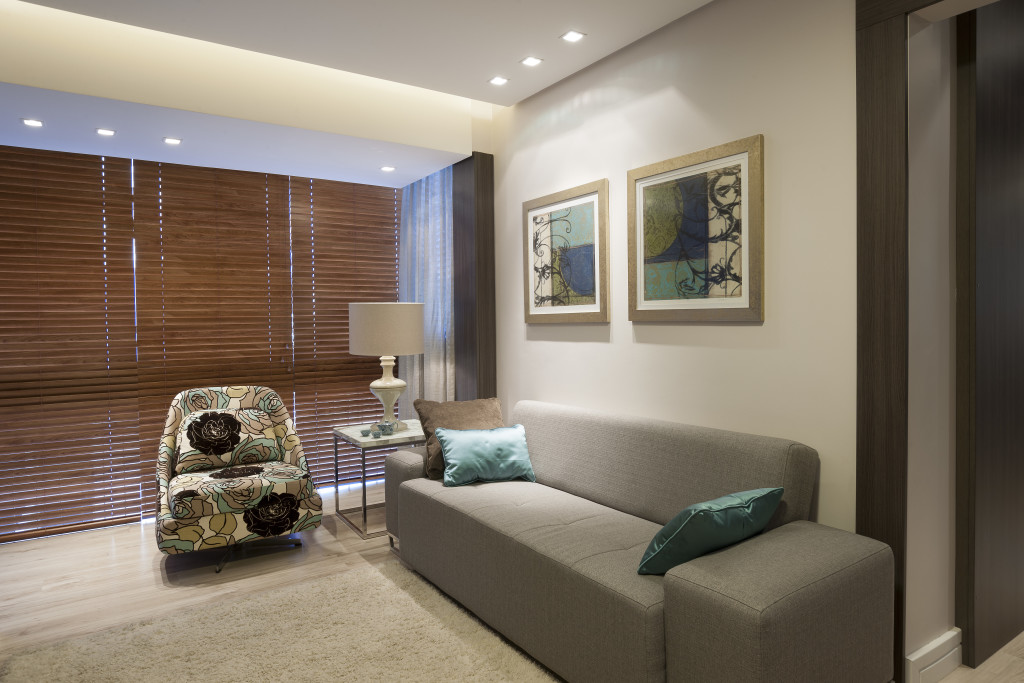 Imagem da sala de estar com tonalidades neutras e modernas.