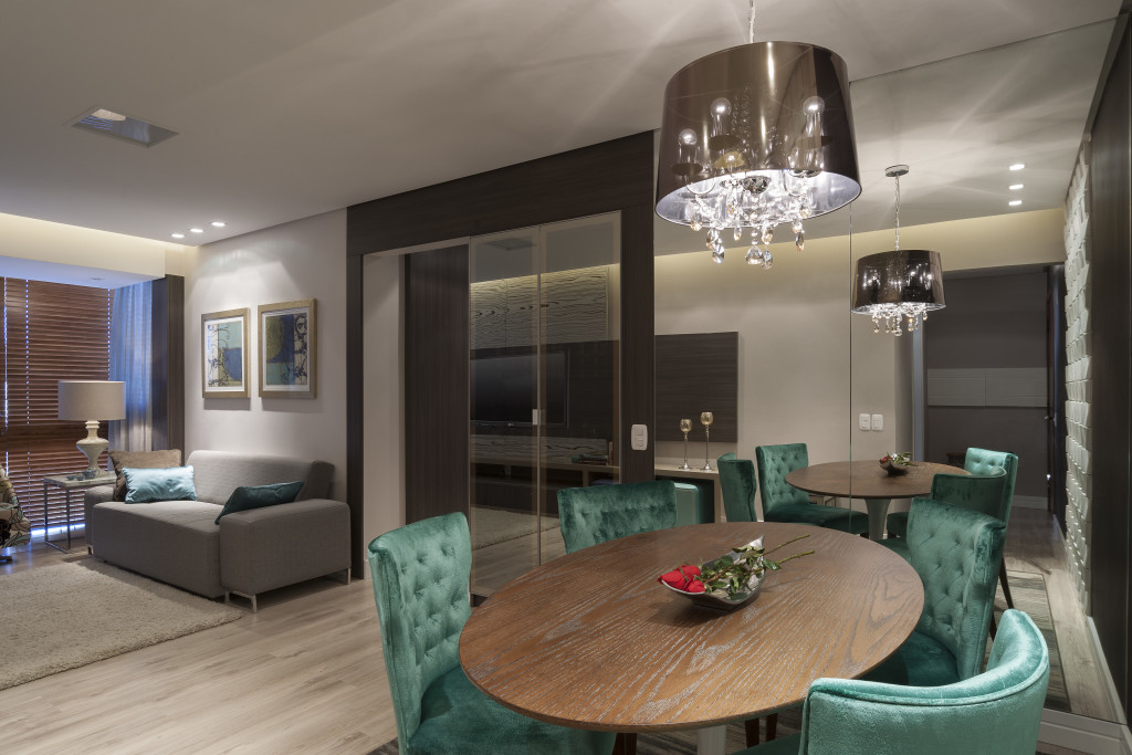 Imagem de integração entre sala de jantar e estar.