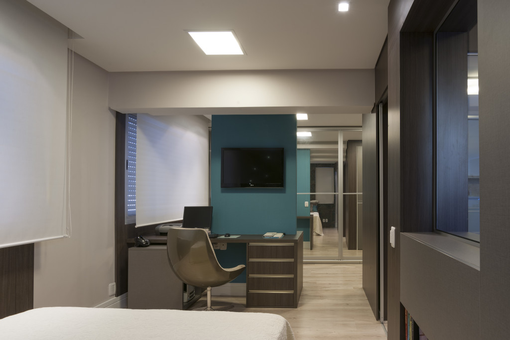 Imagem do segundo dormitório do apartamento que cedeu lugar ao home office e ao closet da suíte principal. 