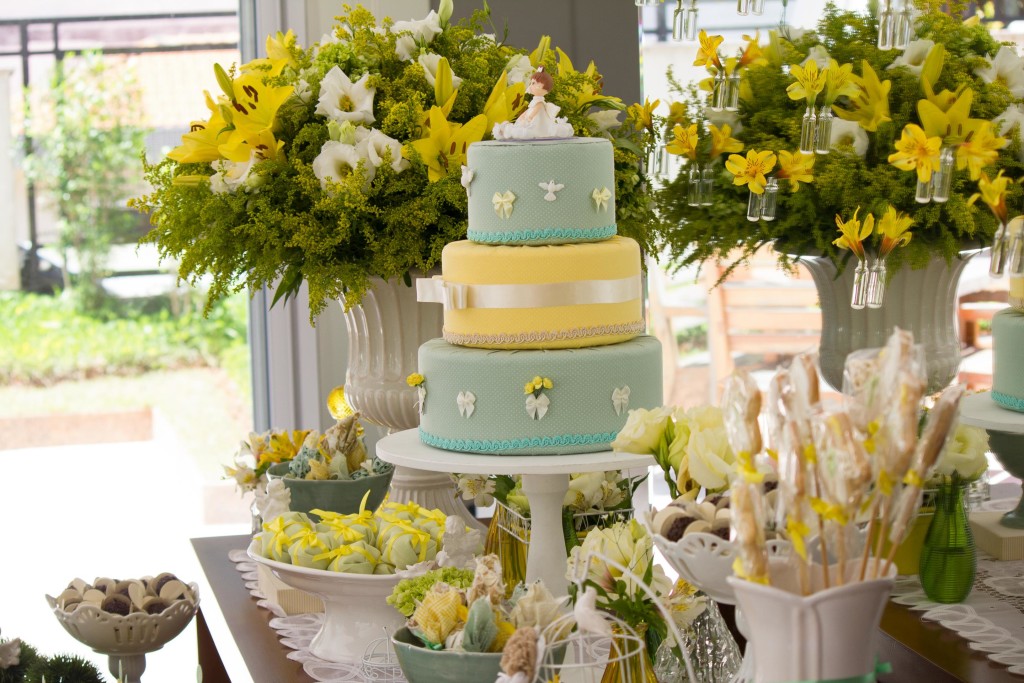 Imagens de mesa de batizado com arranjos naturais