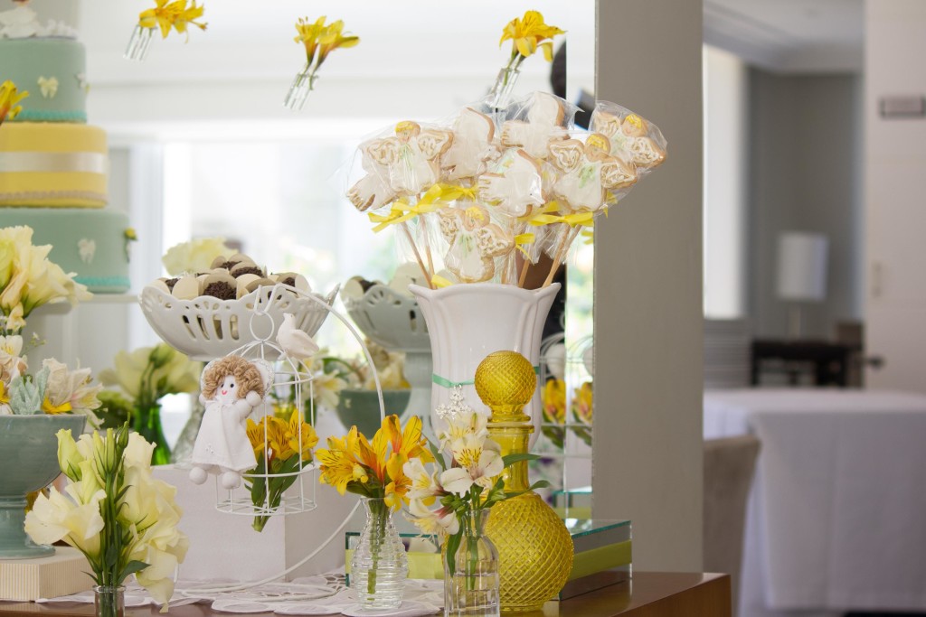 Imagem de mesa decorada para festa de batizado com licoreira bico-de-jaca
