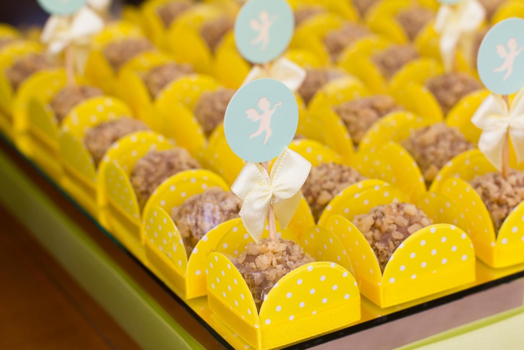 Imagem de embalagens de docinhos delicadas nas cores da festa de batizado.