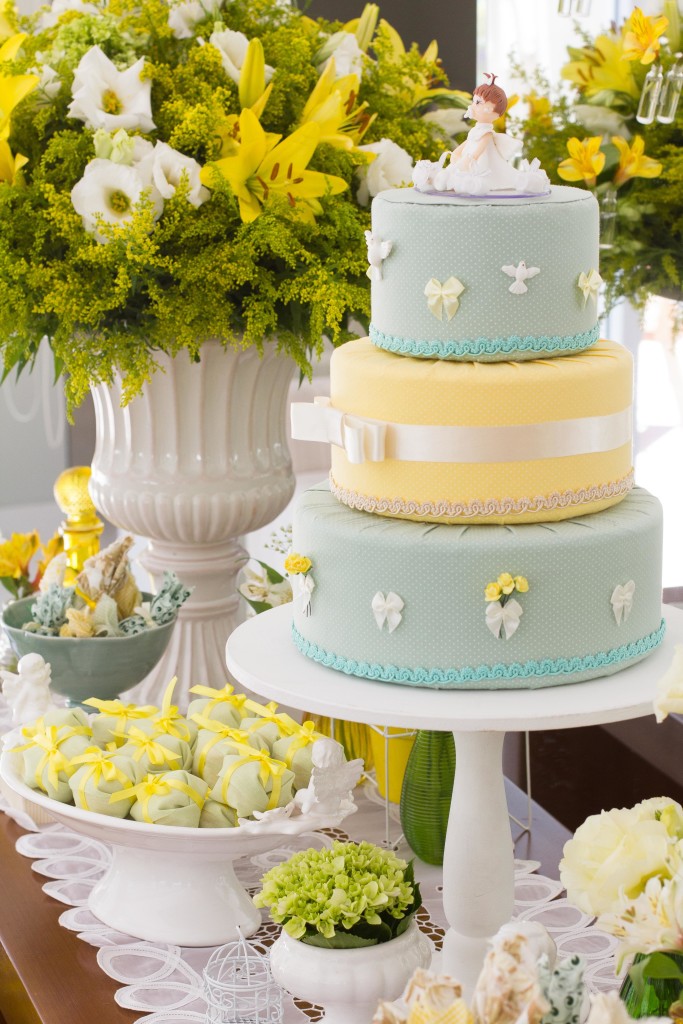 Imagem da bonequinha Maria Eduarda sobre o bolo recoberto de pasta americana.