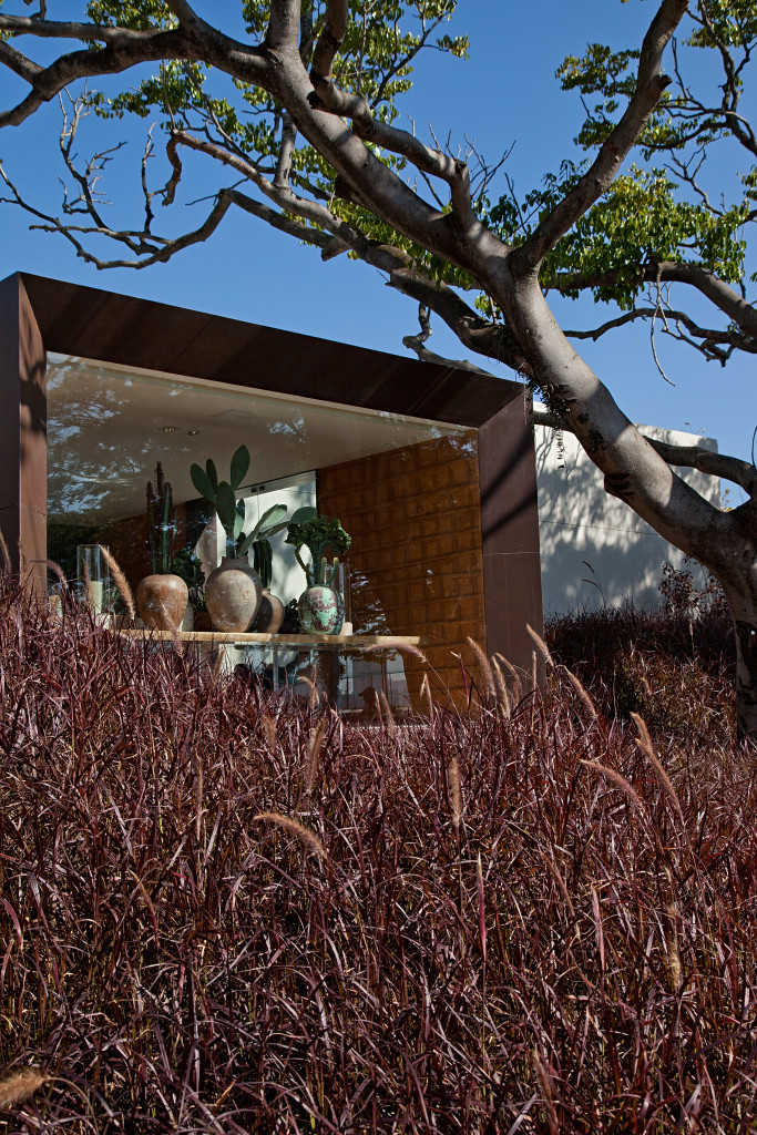 Fachada do ambiente Casa Cor SP 2015 do arquiteto Roberto Migotto. Com área de 300 metros quadrados, o lugar é cercado pelo jardim do paisagista Luis Carlos Orsini.