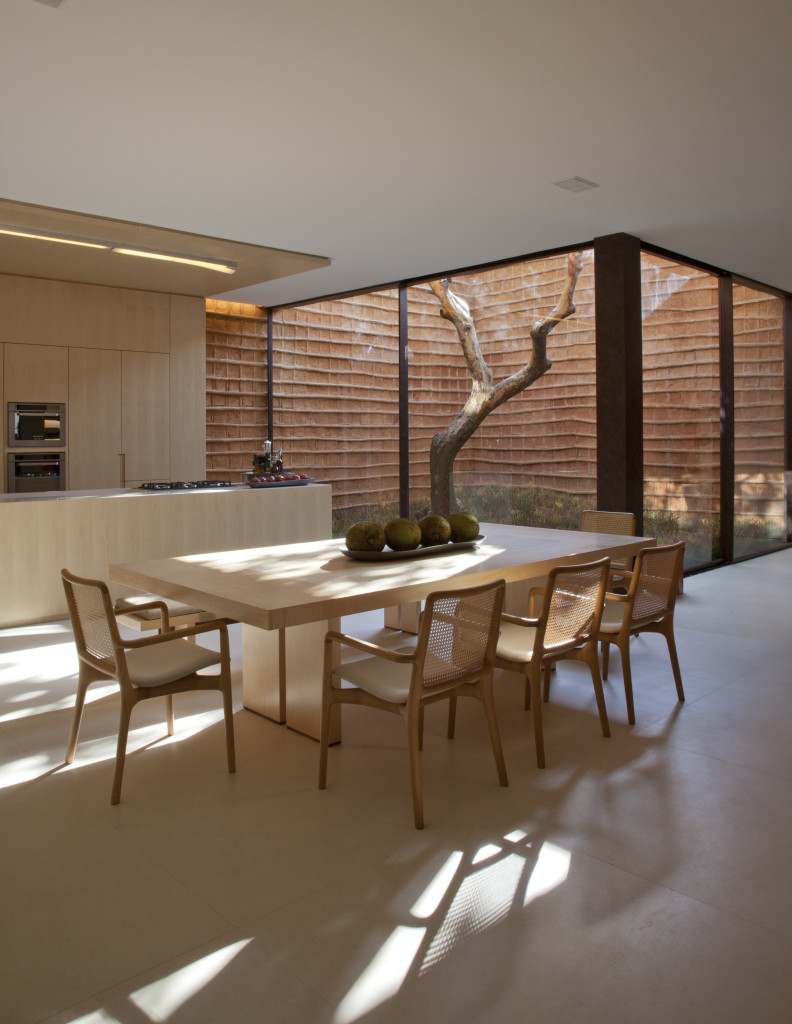 Imagem de sala de jantar projetada pelo arquiteto Roberto Migotto. Foto: Luis Gomes