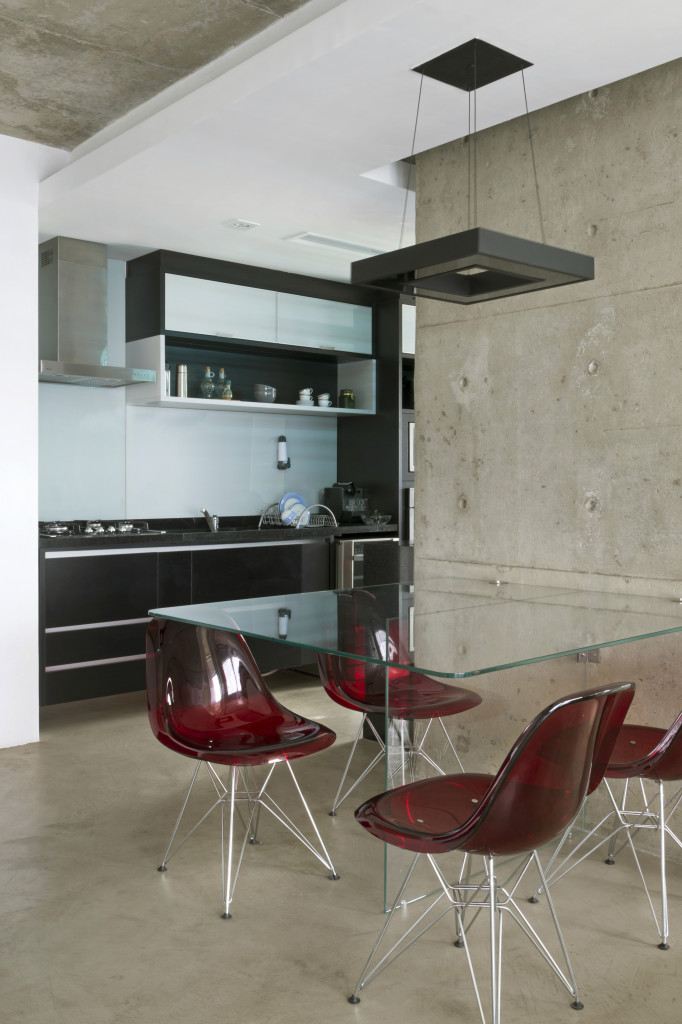 Imagem da mesa de tampo de vidro da cozinha