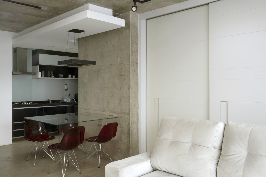 Imagem do painel-divisória fechado, separando os ambientes