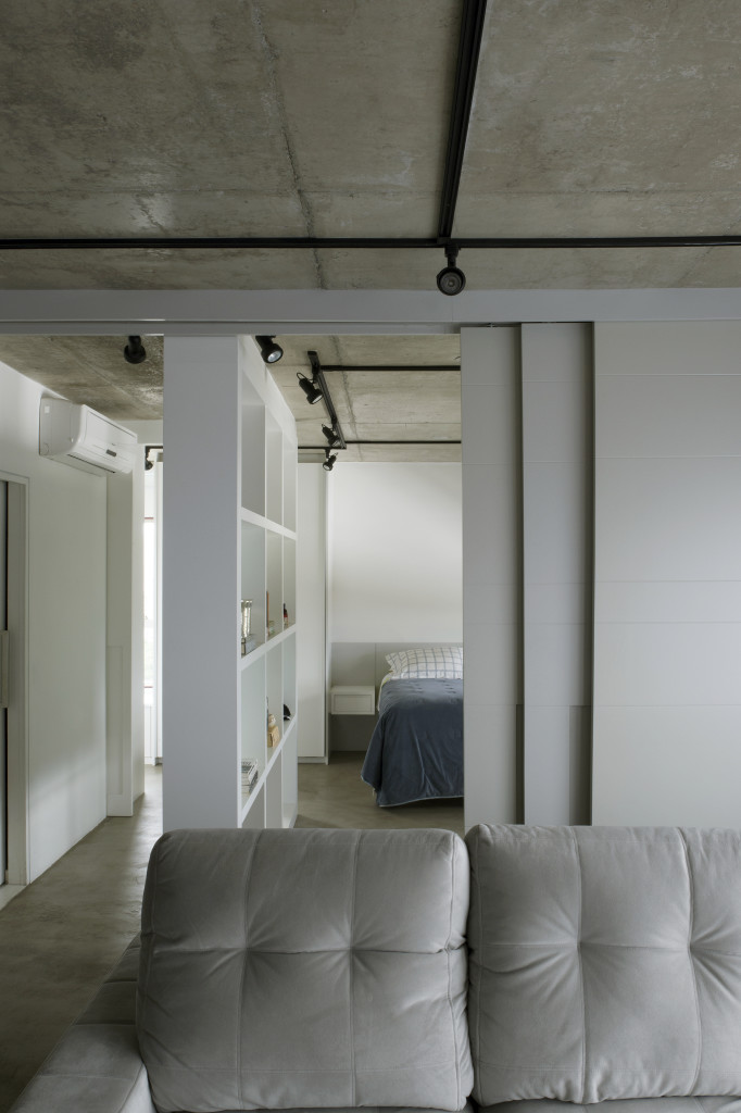 Iamgem dos quatro painéis duplos, pintados em laca na cor cinza-claro com 1,40 metro.