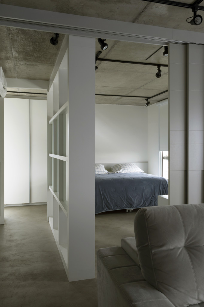 Imagem de estante que delimita a área do quarto e da circulação.