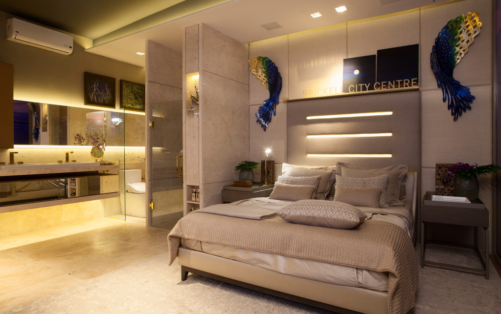 Imagem de duas asas estilizadas da ararinha azul, ave genuinamente brasileira, ao lado da cama. Foto: Levi Mendes Jr