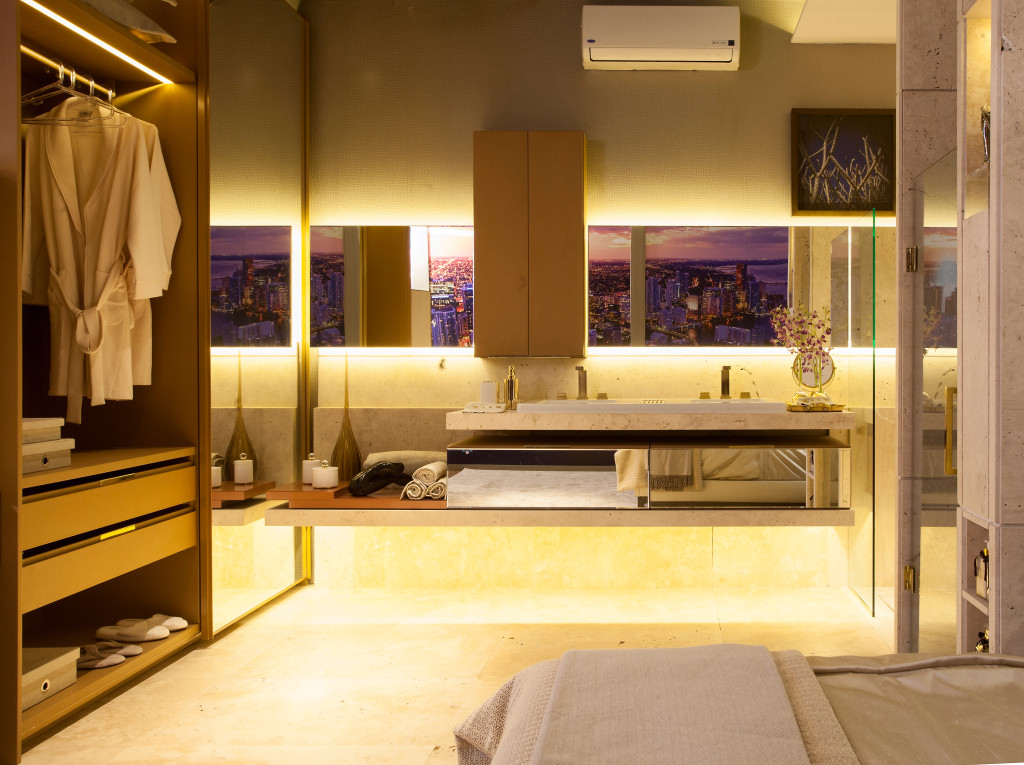 Imagem da suíte, com integração entre quarto, closet e banho. Foto: Levi Mendes Jr.