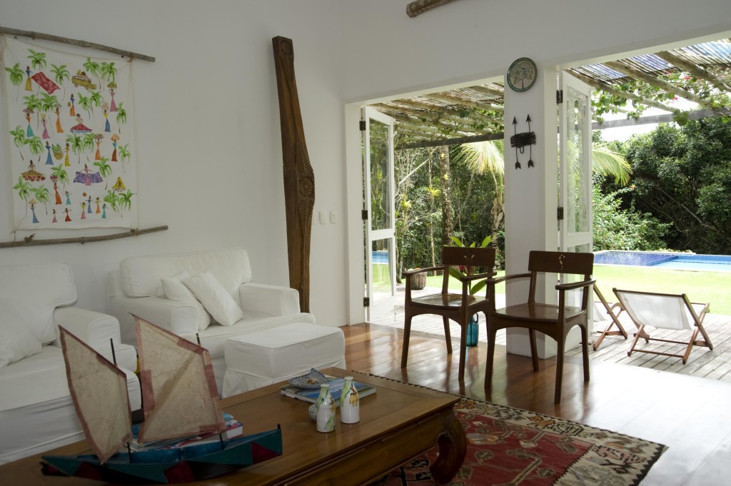 Imagem de sala de estar com decoração ímpar, alinhada à cultura brasileira.