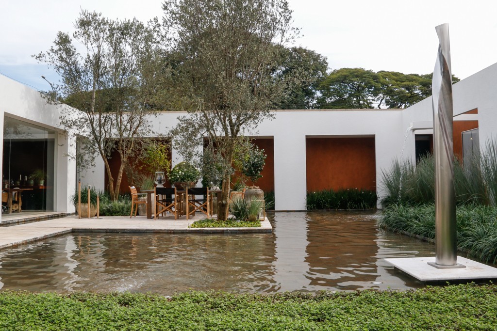 Imagem de O ambiente interno é cercado pelo espelho d'Água