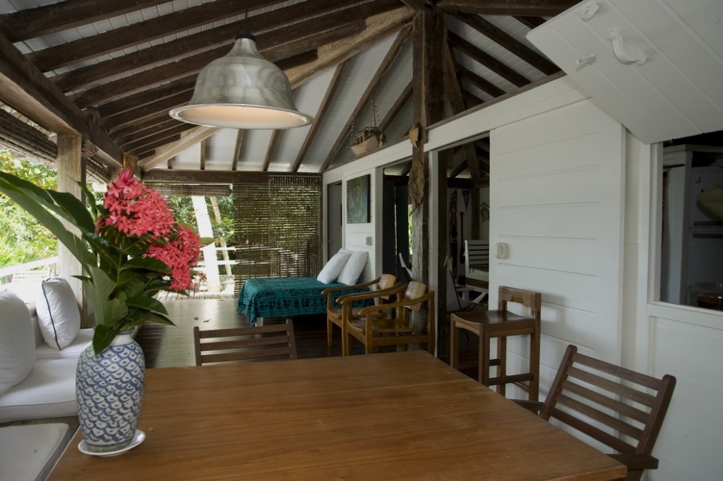 Imagem de A estrutura da casa privilegia a madeira também na cobertura e nos fechamentos.