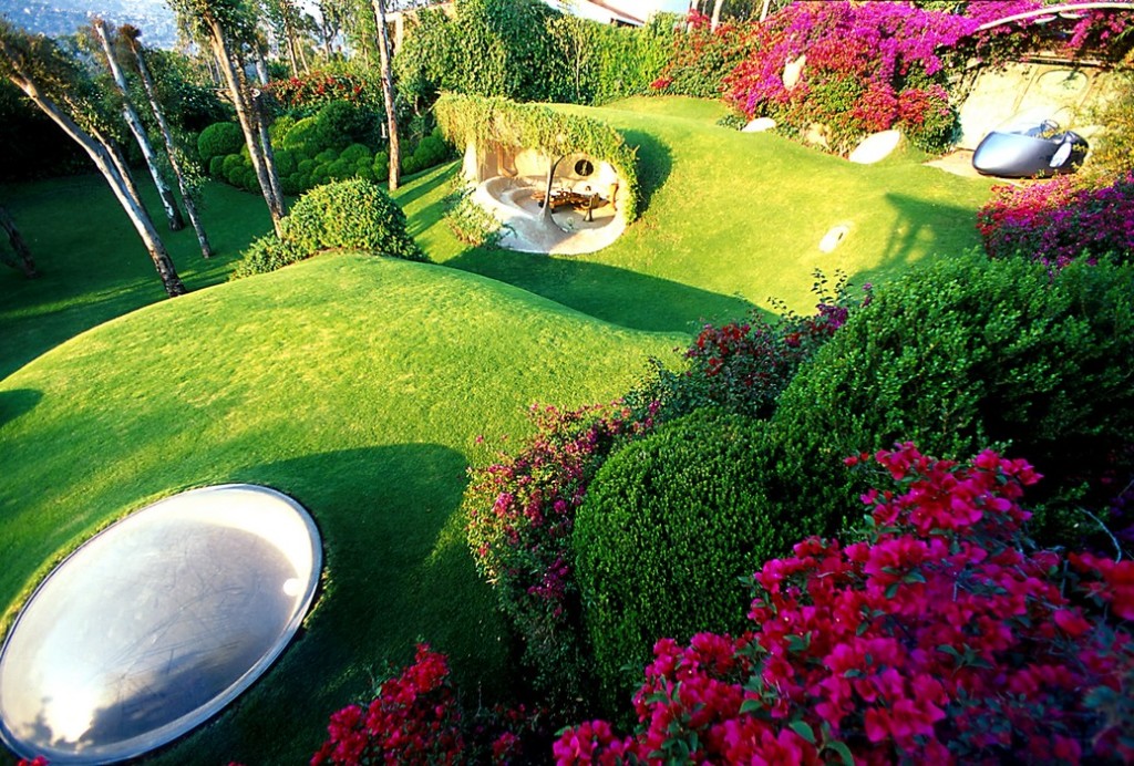 Imagem: A vegetação no entorno parece invadir o interior da casa. Um colírio para os olhos!