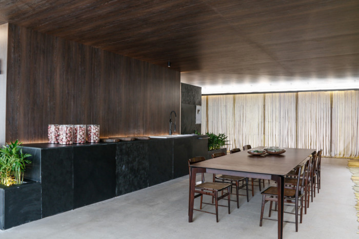 Mobiliário inovador e moderno, com metais e louças Deca.