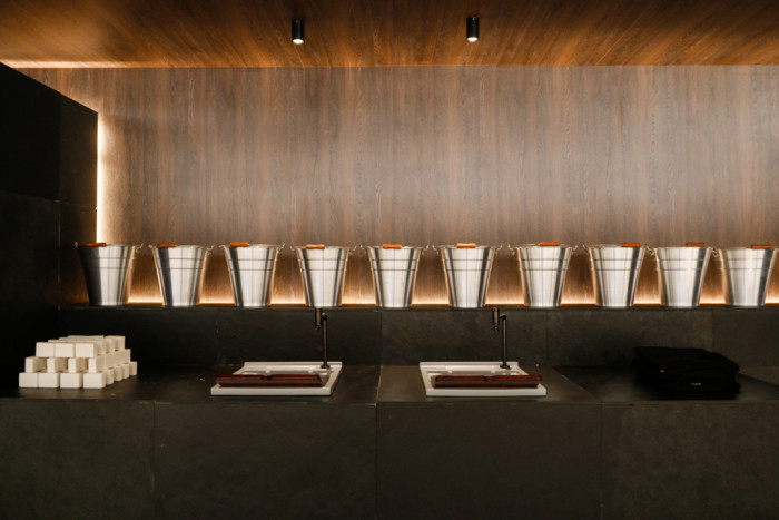 A iluminação chama a atenção pelo seu despojamento e uso de materiais e louças Deca arrojados.