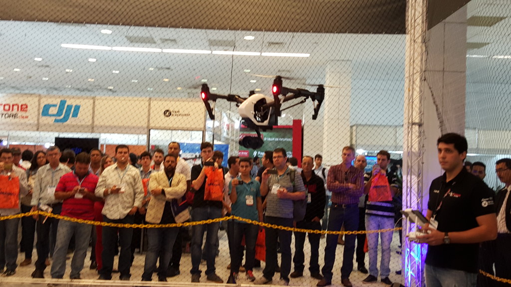 Demonstração de um drone em operação, na DroneShow 2015, São Paulo