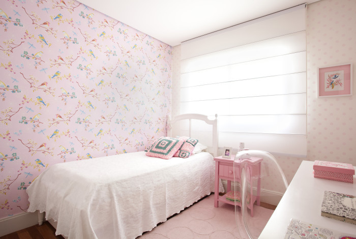 Imagem de Foto: AB_IMG_3515. Legenda: O quarto das meninas ganhou revestimentos trabalhados em tons de rosa.