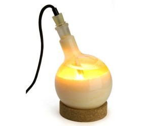 Imagem de Lamparina Slow Glow Lamp, feita de vidro e imersa em gordura vegetal. Preço sob consulta na Carbono Design.